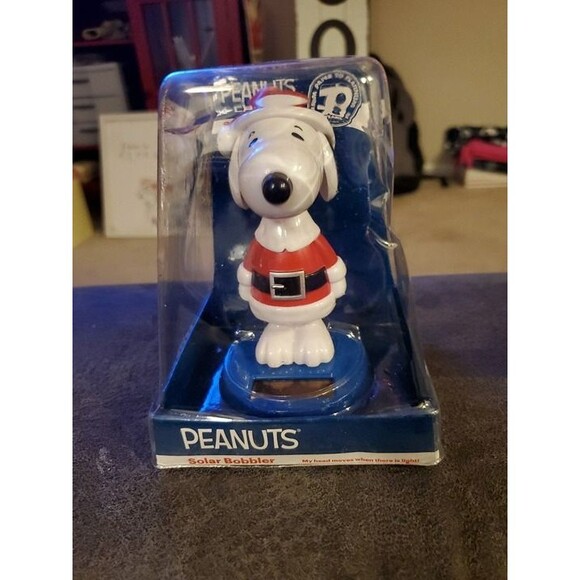 Peanuts Solar Bobbler - Picture 1 of 3